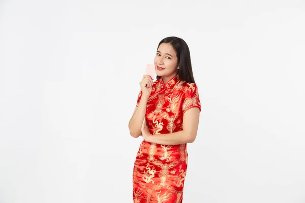 Mujer Asiática Con Vestido Oriental Qipao Mostrando Tarjeta Crédito Roja — Foto de Stock