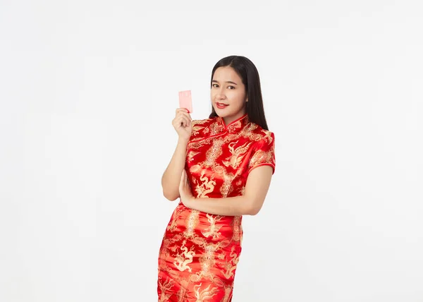 Mujer Asiática Con Vestido Oriental Qipao Mostrando Tarjeta Crédito Roja — Foto de Stock