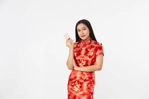 Mujer Asiática Con Vestido Oriental Qipao Mostrando Tarjeta Crédito Roja — Foto de Stock