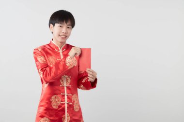 Mandarin yakalı genç bir Asyalı beyaz arka planda kırmızı zarf paketi taşıyor. Çin yeni yıl konsepti.