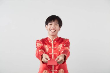 Mandarin yakalı genç bir Asyalı beyaz arka planda kırmızı zarf paketi taşıyor. Çin yeni yıl konsepti.