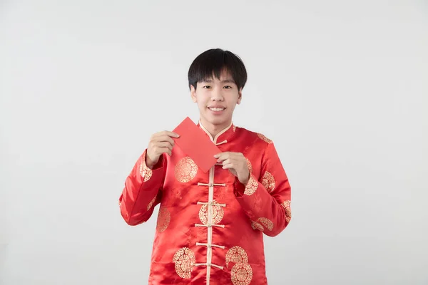 Mandarin Yakalı Genç Bir Asyalı Beyaz Arka Planda Kırmızı Zarf — Stok fotoğraf