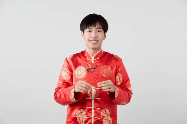 Mandarin Yakalı Genç Bir Adam Beyaz Arka Planda Kırmızı Zarf — Stok fotoğraf
