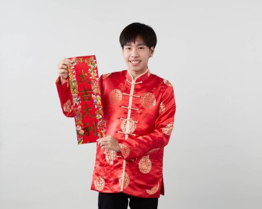 Geleneksel oryantal kostüm giymiş Asyalı bir adam Çin 'de yeni yıl kavramları için açık gri arka planda başarılı olmak adına Çince tebrikleri ve en iyi dileklerimi sunar.