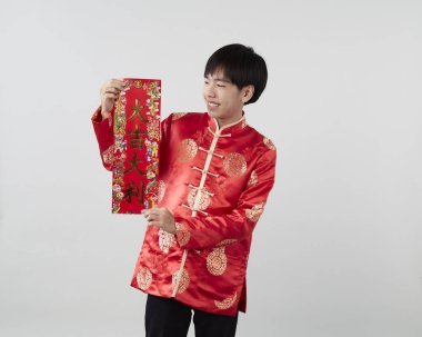 Geleneksel oryantal kostüm giymiş Asyalı bir adam Çin 'de yeni yıl kavramları için açık gri arka planda başarılı olmak adına Çince tebrikleri ve en iyi dileklerimi sunar.