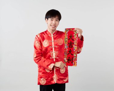 Geleneksel oryantal kostüm giymiş Asyalı bir adam Çin 'de yeni yıl kavramları için açık gri arka planda başarılı olmak adına Çince tebrikleri ve en iyi dileklerimi sunar.