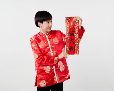 Geleneksel oryantal kostüm giymiş Asyalı bir adam Çin 'de yeni yıl kavramları için açık gri arka planda başarılı olmak adına Çince tebrikleri ve en iyi dileklerimi sunar.