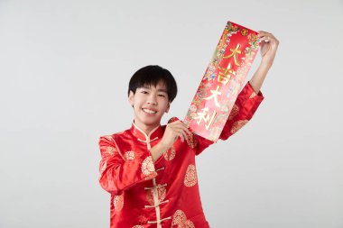 Geleneksel oryantal kostüm giymiş Asyalı bir adam Çin 'de yeni yıl kavramları için açık gri arka planda başarılı olmak adına Çince tebrikleri ve en iyi dileklerimi sunar.