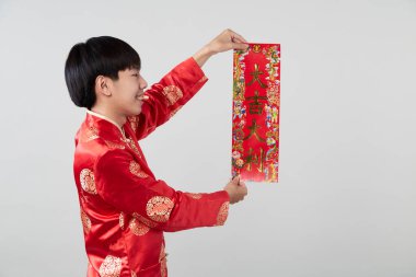 Geleneksel oryantal kostüm giymiş Asyalı bir adam Çin 'de yeni yıl kavramları için açık gri arka planda başarılı olmak adına Çince tebrikleri ve en iyi dileklerimi sunar.