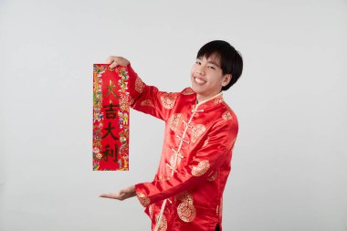 Geleneksel oryantal kostüm giymiş Asyalı bir adam Çin 'de yeni yıl kavramları için açık gri arka planda başarılı olmak adına Çince tebrikleri ve en iyi dileklerimi sunar.