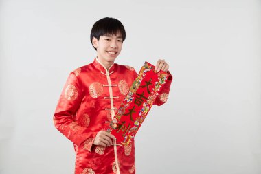 Geleneksel oryantal kostüm giymiş Asyalı bir adam Çin 'de yeni yıl kavramları için açık gri arka planda başarılı olmak adına Çince tebrikleri ve en iyi dileklerimi sunar.