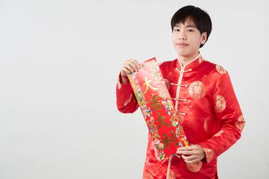 Geleneksel oryantal kostüm giymiş Asyalı bir adam Çin 'de yeni yıl kavramları için açık gri arka planda başarılı olmak adına Çince tebrikleri ve en iyi dileklerimi sunar.