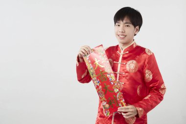 Geleneksel oryantal kostüm giymiş Asyalı bir adam Çin 'de yeni yıl kavramları için açık gri arka planda başarılı olmak adına Çince tebrikleri ve en iyi dileklerimi sunar.