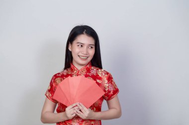 Güzel Asyalı bir kadının portresi kırmızı bir Çin elbisesi taşıyor. Parasal bir hediye. Mutlu yıllar.