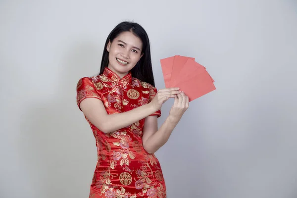 Retrato Hermosa Mujer Asiática Joven Usar Vestido Chino Celebración Paquete — Foto de Stock