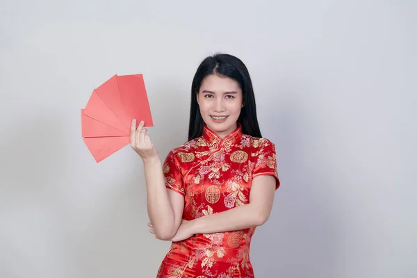 Retrato Hermosa Mujer Asiática Joven Usar Vestido Chino Celebración Paquete — Foto de Stock