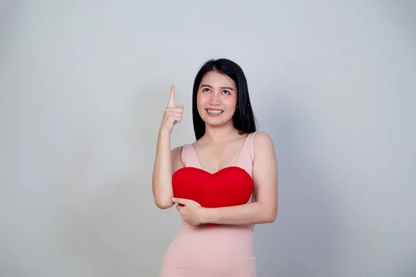 Retrato Hermosa Mujer Asiática Joven Vestido Muestran Almohada Forma Corazón — Foto de Stock