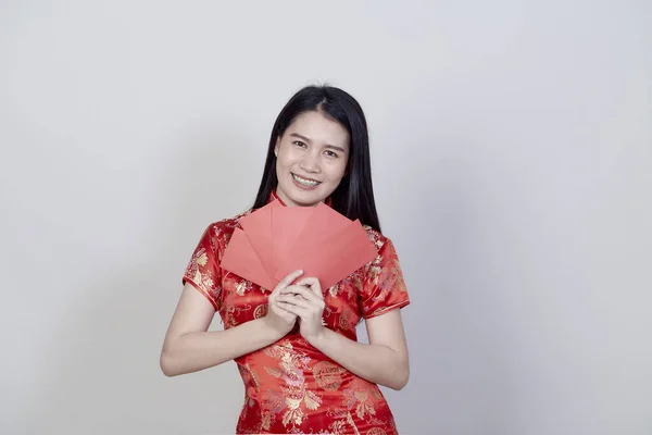 Retrato Hermosa Mujer Asiática Joven Usar Vestido Chino Celebración Paquete — Foto de Stock