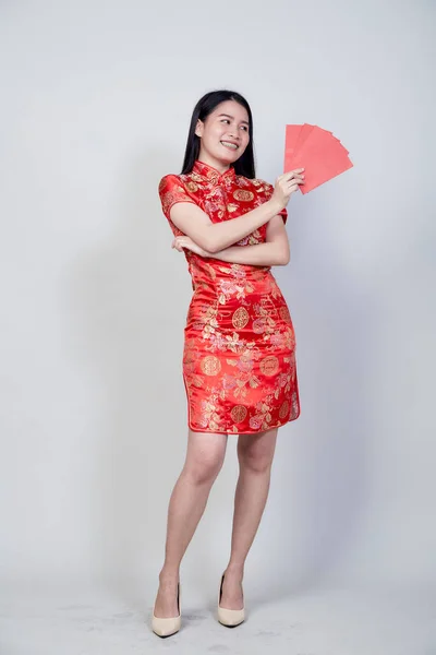 Retrato Hermosa Mujer Asiática Joven Usar Vestido Chino Celebración Paquete — Foto de Stock