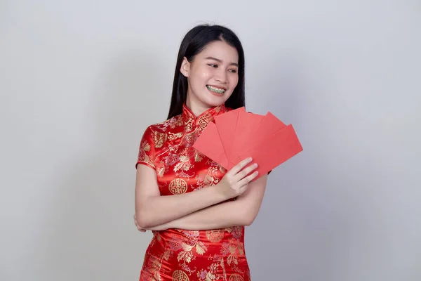 Retrato Hermosa Mujer Asiática Joven Usar Vestido Chino Celebración Paquete — Foto de Stock