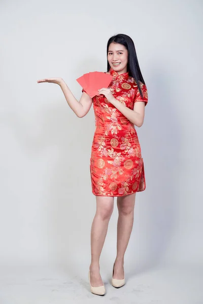Πορτρέτο Όμορφη Νεαρή Ασιάτισσα Γυναίκα Φορούν Ένα Κινέζικο Φόρεμα Κρατώντας — Φωτογραφία Αρχείου