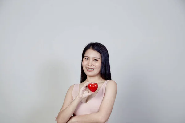 Portré Gyönyörű Ázsiai Fiatal Gazdaság Mutató Piros Szív Alakja Elszigetelt — Stock Fotó