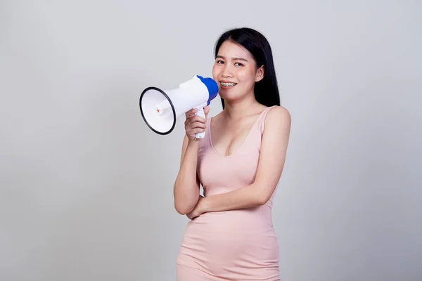Ευτυχισμένη Όμορφη Ασιατική Γυναίκα Μιλάμε Για Magaphone Απομονώνονται Ανοιχτό Γκρι — Φωτογραφία Αρχείου