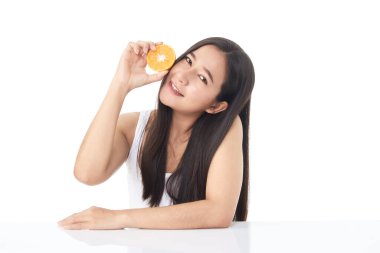Beyaz arka planda portakal dilimleri olan genç Asyalı güzel kızın mükemmel taze portresi.