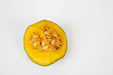 Beyaz arka planda izole edilmiş taze kesilmiş Japon balkabağı (kabocha squash)