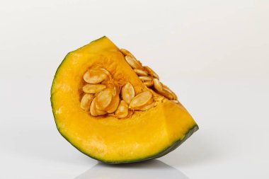 Beyaz arka planda izole edilmiş taze kesilmiş Japon balkabağı (kabocha squash)