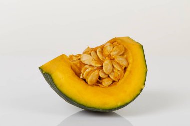 Beyaz arka planda izole edilmiş taze kesilmiş Japon balkabağı (kabocha squash)