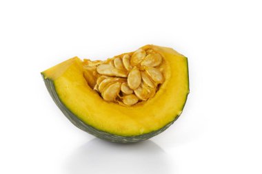 Beyaz arka planda izole edilmiş taze kesilmiş Japon balkabağı (kabocha squash)