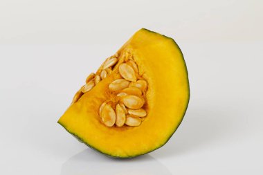 Beyaz arka planda izole edilmiş taze kesilmiş Japon balkabağı (kabocha squash)