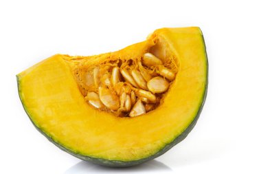 Beyaz arka planda izole edilmiş taze kesilmiş Japon balkabağı (kabocha squash)