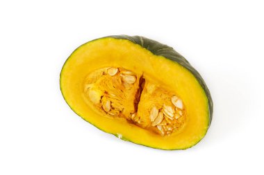 Beyaz arka planda izole edilmiş taze kesilmiş Japon balkabağı (kabocha squash)