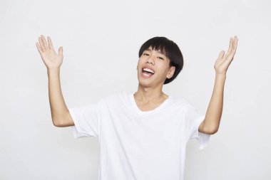 Genç Asyalı erkekler beyaz arka planda mutlu ve heyecanlılar.