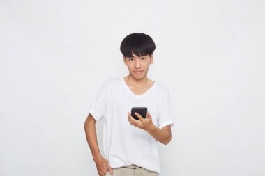 Boş uzaya telefon gösteren yakışıklı genç Asyalı adam izole edilmiş beyaz arka plan