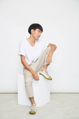 Yakışıklı Asyalı adam beyaz arka planda izole edilmiş