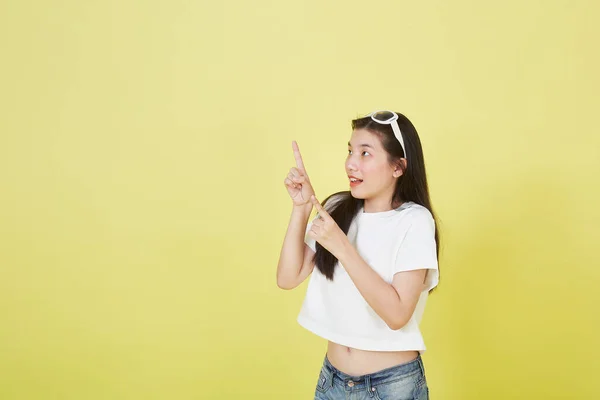 Joven Elegante Hermosa Mujer Asiática Sonriendo Apuntando Espacio Vacío Copia — Foto de Stock