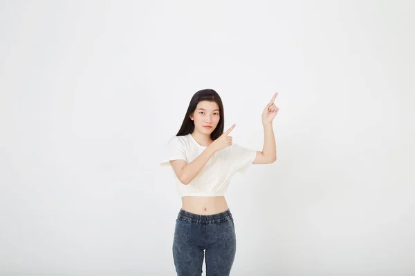 Portrait Une Jeune Femme Asiatique Souriante Portant Shirt Été Pointant — Photo