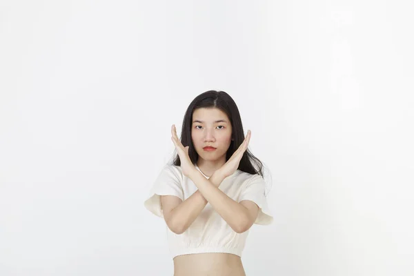 Портрет Серйозної Молодої Азіатської Жінки Перехресними Руками Ізольований Сірому Фоні — стокове фото