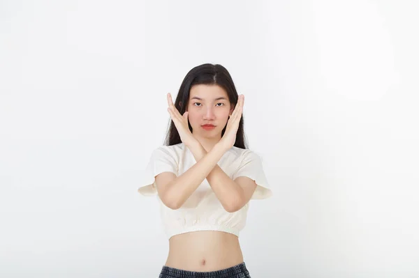 Portret Van Een Serieuze Jonge Aziatische Vrouw Tonen Gekruiste Handen — Stockfoto