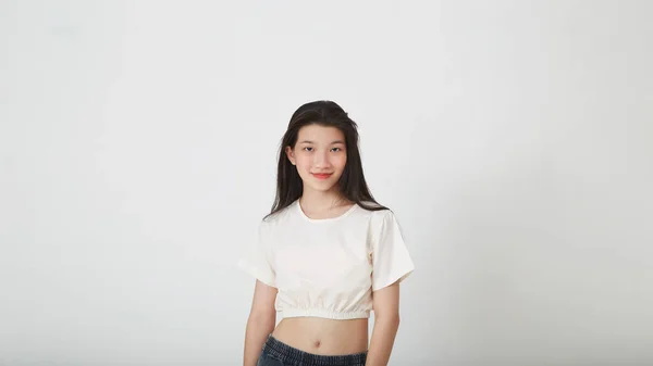 Šťastná Veselá Mladá Asijská Žena Usmívá Bílém Pozadí Dívat Kamery — Stock fotografie