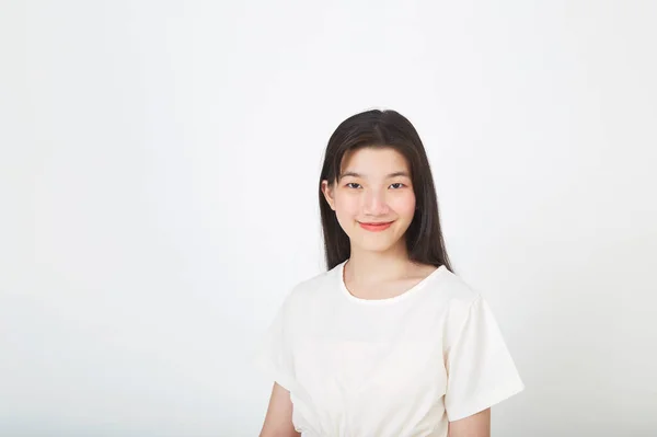 Beyaz Arka Planda Gülümseyen Mutlu Genç Asyalı Kadın Kameraya Bakıyorum — Stok fotoğraf