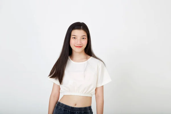 Feliz Alegre Joven Asiática Mujer Sonriendo Sobre Fondo Blanco Mirando —  Fotos de Stock