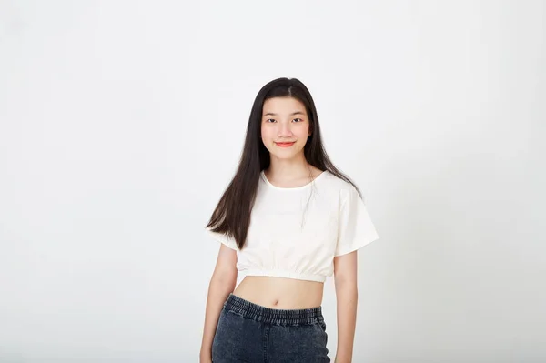 Vrolijke Vrolijke Jonge Aziatische Vrouw Glimlachend Witte Achtergrond Kijkend Naar — Stockfoto