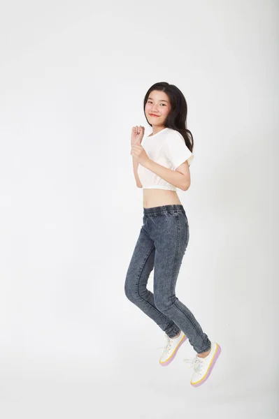 学校に戻る 若い美しいアジアの女性の学生は白い背景にジャンプ — ストック写真
