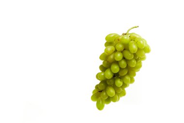 Beyaz bir arka planda, havada duran lezzetli beyaz üzümler.