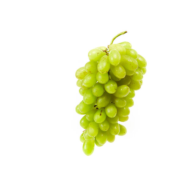 Вкусная куча свежего белого винограда в воздухе на белом фоне
