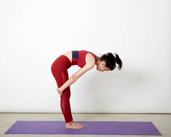 Asiatisk Kvinna Som Poserar Yogamattan Tränar Studio — Stockfoto